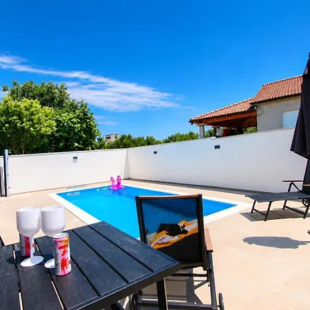 Πανσιόν With Shared Pool 3*
