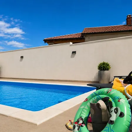 Πανσιόν With Shared Pool Galižana
